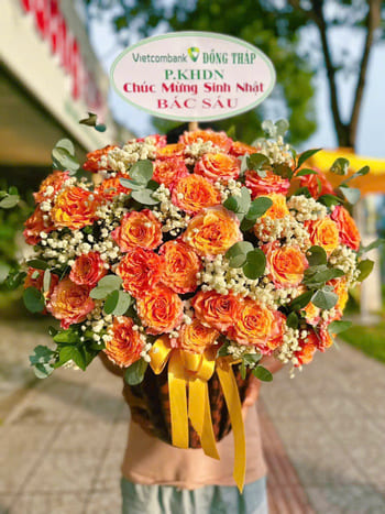 Shop Hoa Tươi Xã Vàm Cỏ Tây Ninh Nhân Viên Thiết Kế Hoa Ấn Tượng