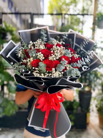 Shop Hoa Tươi Xã Thường Tân Tphcm Nhân Viên Cắm Hoa Sáng Tạo