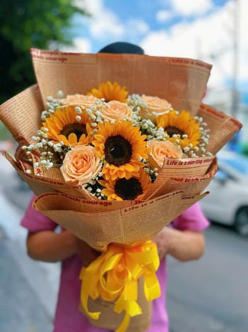 Shop Hoa Tươi Xã Trung Ngãi Vĩnh Long Nhân Viên Thiết Kế Hoa Sáng Tạo