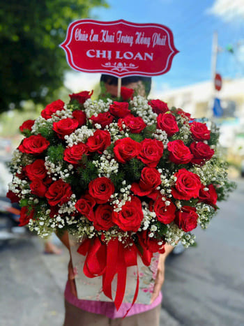 Shop Hoa Tươi Xã Hiếu Thành Vĩnh Long Đội Ngũ Nhân Viên Cắm Hoa Tỉ Mỉ