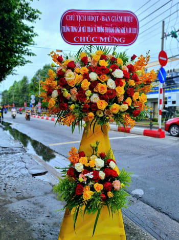 Shop Hoa Tươi Xã Định Mỹ An Giang Nhân Viên Cắm Hoa Sang Trọng