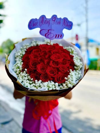 Shop Hoa Tươi Xã Bắc Bình Lâm Đồng Nhân Viên Thiết Kế Hoa Sang Trọng