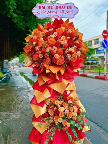 Shop Hoa Tươi Phường Vinh Hưng Nghệ An Nhân Viên Cắm Hoa Tỉ Mỉ