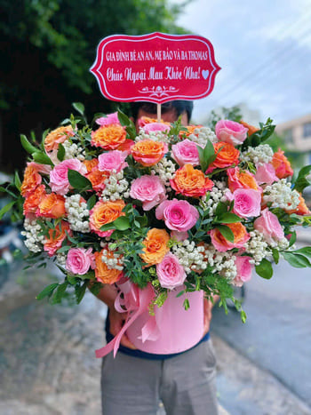 Shop Hoa Tươi Phường Vinh Phú Nghệ An Nhân Viên Cắm Hoa Chuyên Nghiệp