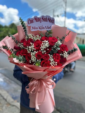 Shop Hoa Tươi Xã Thanh Sơn Phú Thọ Nhân Viên Thiết Kế Hoa Tỉ Mỉ
