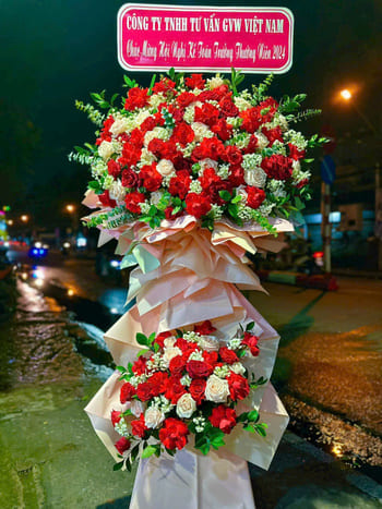 Shop Hoa Tươi Xã Bình Tuyền Phú Thọ Nhân Viên Cắm Hoa Tỉ Mỉ