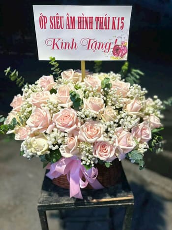 Shop Hoa Tươi Xã Pà Cò Phú Thọ Đội Ngũ Nhân Viên Cắm Hoa Tỉ Mỉ