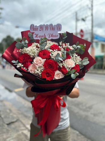 Shop Hoa Tươi Xã Chiềng Hặc Sơn La Nhân Viên Cắm Hoa Chuyên Nghiệp