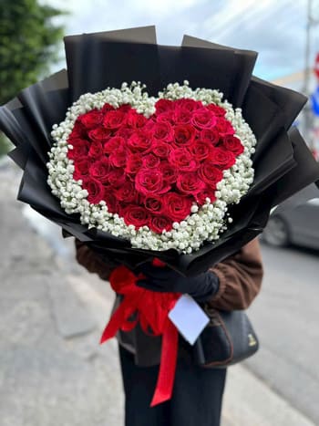 Shop Hoa Tươi Xã Mường Hung Sơn La Nhân Viên Thiết Kế Hoa Sang Trọng