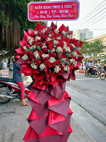 Shop Hoa Tươi Xã Yên Nguyên Tuyên Quang Nhân Viên Cắm Hoa Sang Trọng