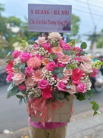 Shop Hoa Tươi Phường Hoàn Kiếm Hà Nội Đội Ngũ Nhân Viên Thiết Kế Hoa Tỉ Mỉ