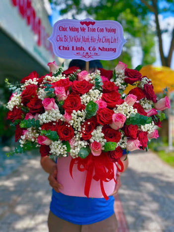 Shop Hoa Tươi Xã Bản Lầu Lào Cai Nhân Viên Thiết Kế Hoa Chuyên Nghiệp