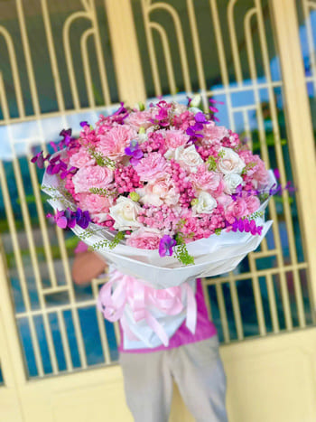 Shop Hoa Tươi Xã Vạn Xuân Hưng Yên Nhân Viên Cắm Hoa Sáng Tạo
