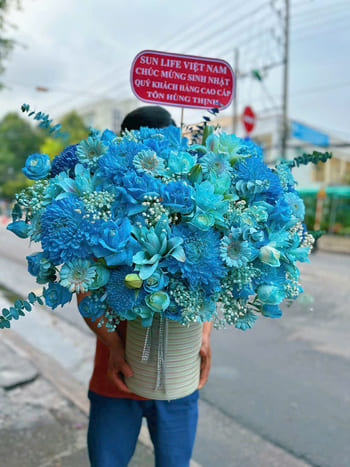 Shop Hoa Tươi Tỉnh Gia Lai Nhân Viên Thiết Kế Hoa Chuyên Nghiệp