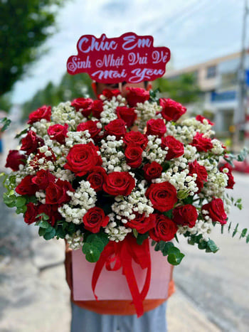 Shop Hoa Tươi Phường An Phú Gia Lai Đội Ngũ Nhân Viên Thiết Kế Hoa Sang Trọng